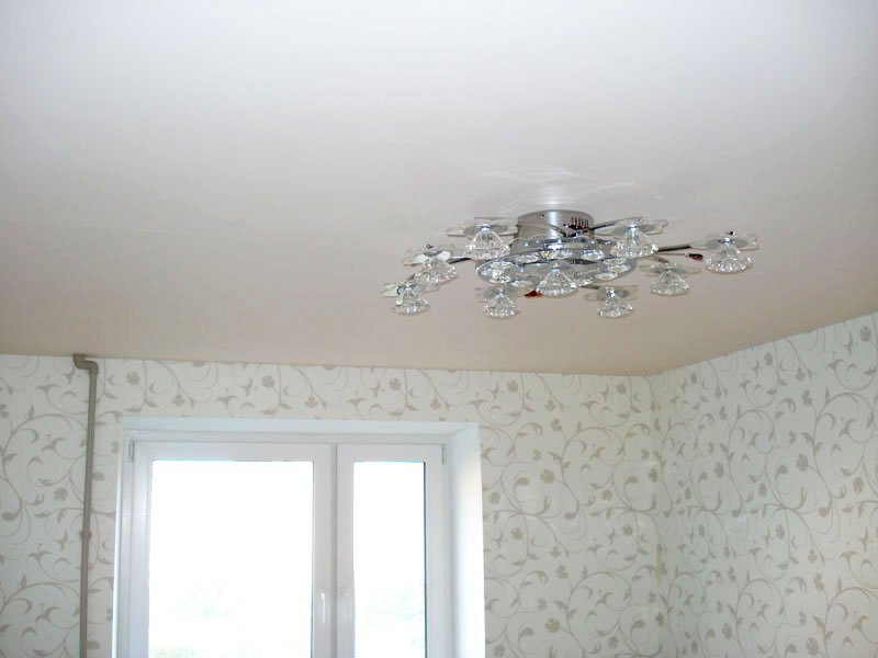 Белый сатин натяжной потолок фото белый