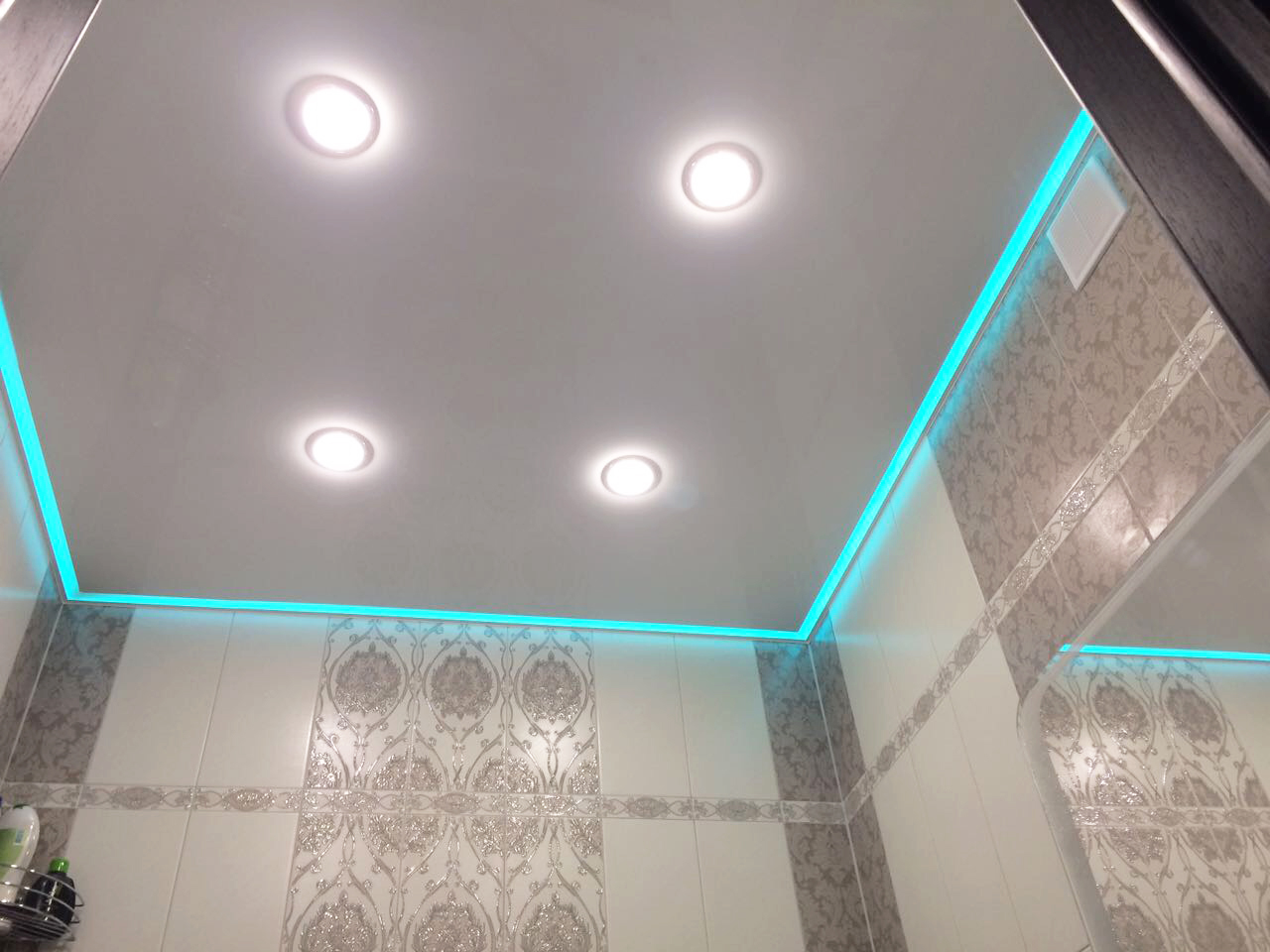 Контурный потолок с подсветкой. Подвесной потолок с подсветкой. Натяжные потолки с подсветкой. Натяжной потолок в ванную с подсветкой. Натяжной потолок в ванной.